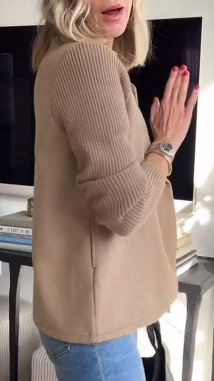 Amora - Elegant Jakke med Strikkede Ærmer